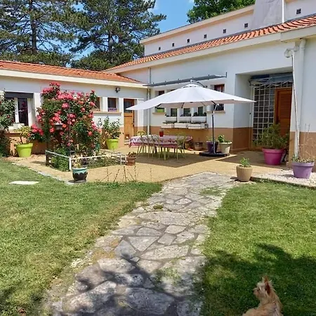 Guest house Aux Volets Bleu *